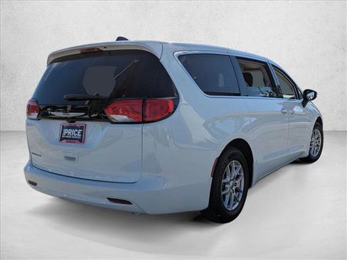 Used 2022 Chrysler Voyager LX image 5