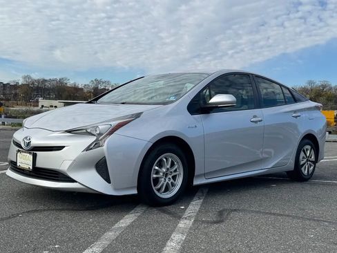 Used 2016 Toyota Prius Three Touring image 3