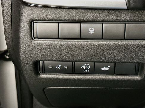 Used 2025 Nissan Rogue SV w/ SV Premium Package AWD/4WD image 17