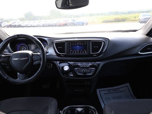 Used 2019 Chrysler Pacifica Touring Plus w/ S Appearance Package FWD image 14