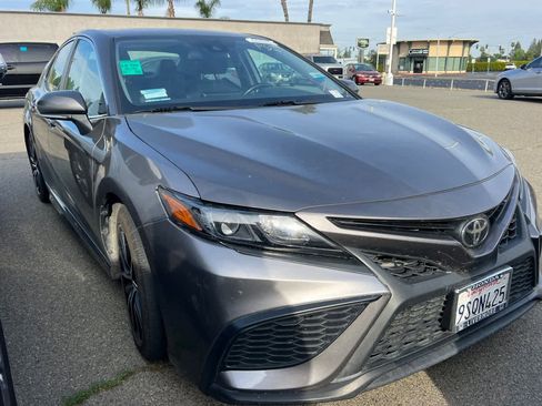 Used 2022 Toyota Camry SE image 3
