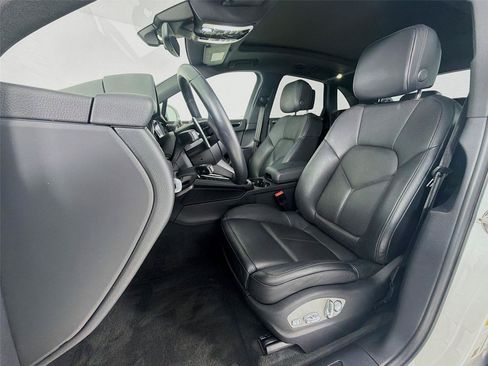 Certified 2023 Porsche Macan Turbo AWD/4WD image 5
