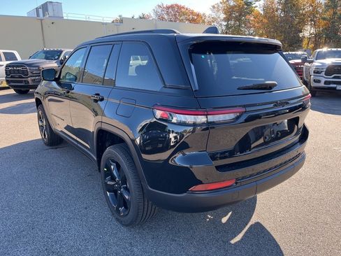 New 2025 Jeep Grand Cherokee Altitude image 5