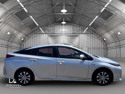 Used 2021 Toyota Prius Prime XLE w/ Carpet Mat Package (TMS) FWD image 4