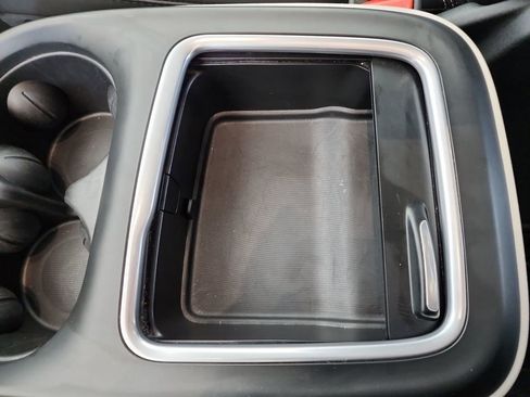 Used 2024 Chrysler Pacifica Touring-L FWD image 33