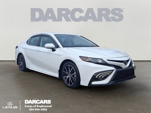 Used 2022 Toyota Camry SE image 1