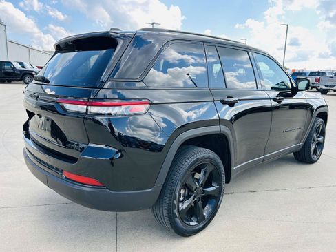 Used 2024 Jeep Grand Cherokee Limited w/ Luxury Tech Group II AWD/4WD image 42