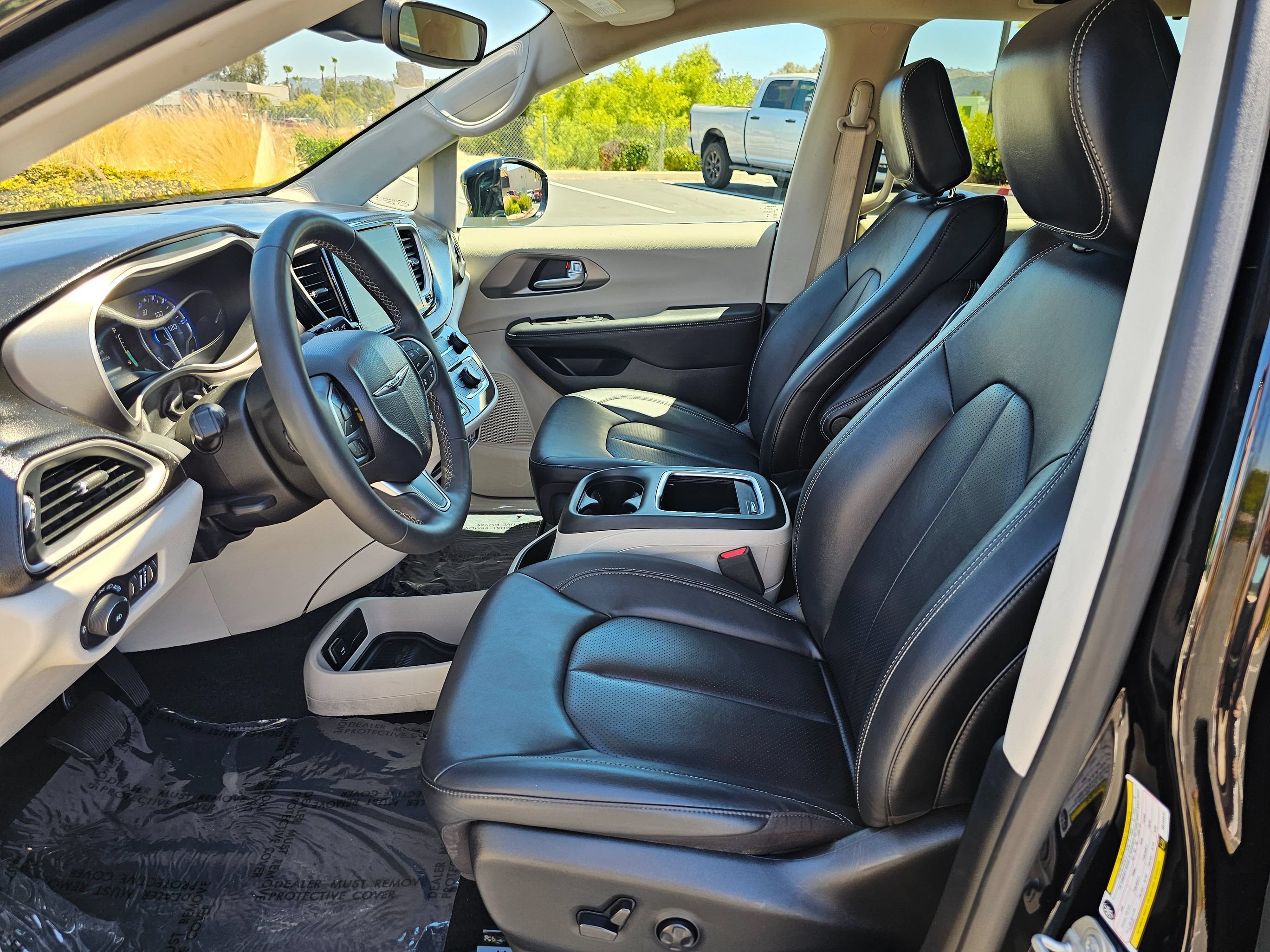 Used 2024 Chrysler Pacifica Touring-L FWD image 16
