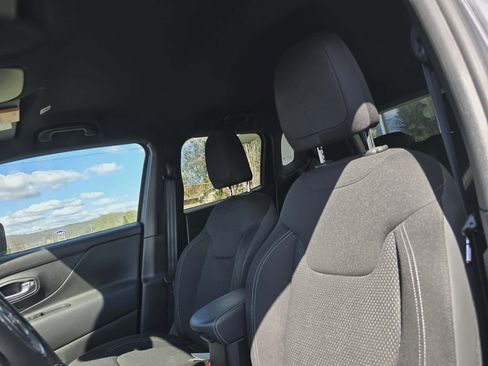 Used 2022 Jeep Renegade Altitude w/ Convenience Group image 10