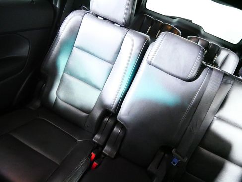 Used 2015 Ford Explorer XLT w/ Equipment Group 202B AWD/4WD image 12
