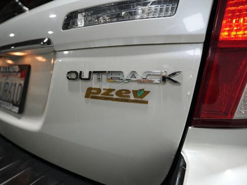 Used 2009 Subaru Outback 2.5i Limited image 19