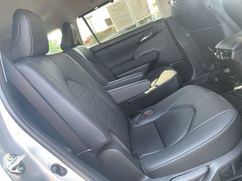 Used 2023 Toyota Highlander XLE FWD image 12