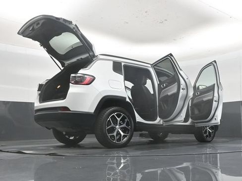 Used 2024 Jeep Compass Latitude w/ Altitude Special Edition AWD/4WD image 58