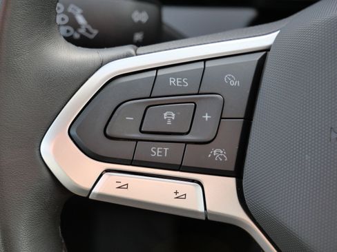 Certified 2025 Volkswagen Jetta SEL image 32