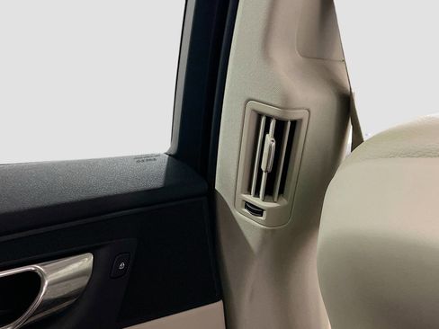 Used 2021 Volvo XC60 T5 Momentum w/ Protection Package Premier image 17