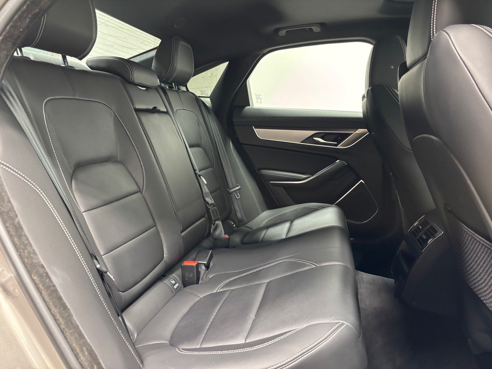 Used 2023 Jaguar XF R-Dynamic SE AWD/4WD image 37