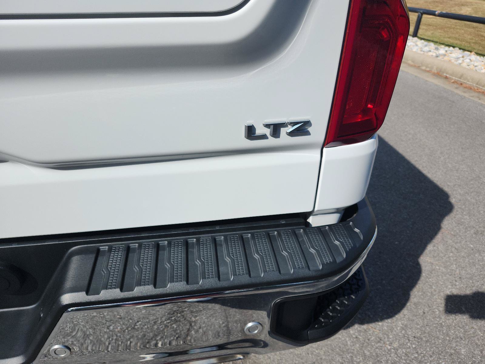 Used 2022 Chevrolet Silverado 1500 LTZ w/ LTZ Premium Package AWD/4WD image 5