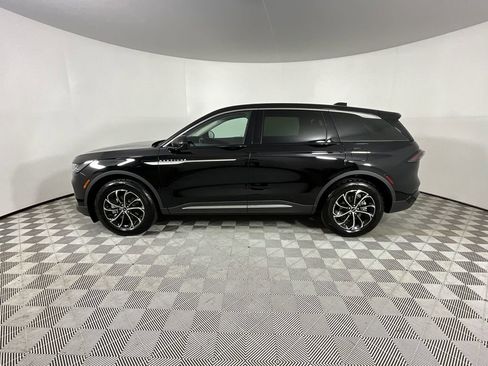 Used 2025 Lincoln Nautilus Premier AWD/4WD image 2