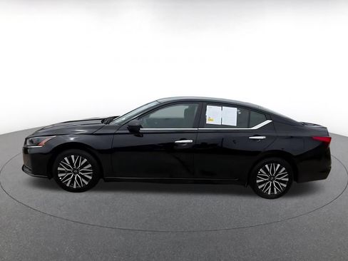 Used 2025 Nissan Altima 2.5 SV FWD image 9