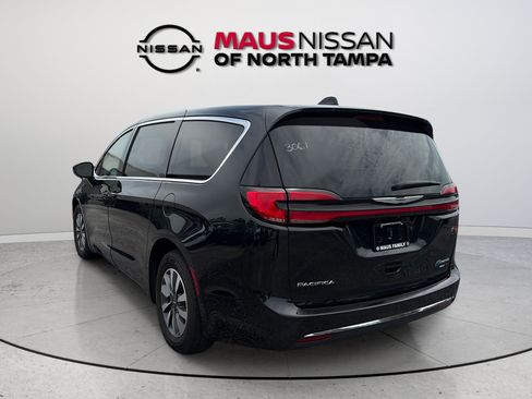 Used 2024 Chrysler Pacifica Limited FWD image 5