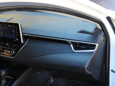 Used 2021 Toyota Corolla LE image 21