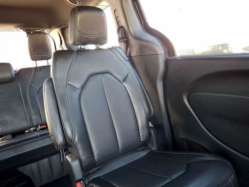 Used 2025 Chrysler Pacifica Select image 14