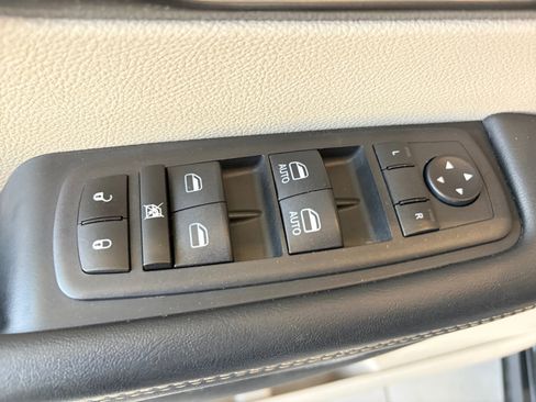 Used 2023 Chrysler Pacifica Touring-L FWD image 17