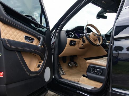 Used 2017 Bentley Bentayga AWD/4WD image 16
