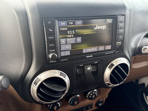 Used 2017 Jeep Wrangler Sahara w/ Connectivity Group AWD/4WD image 16