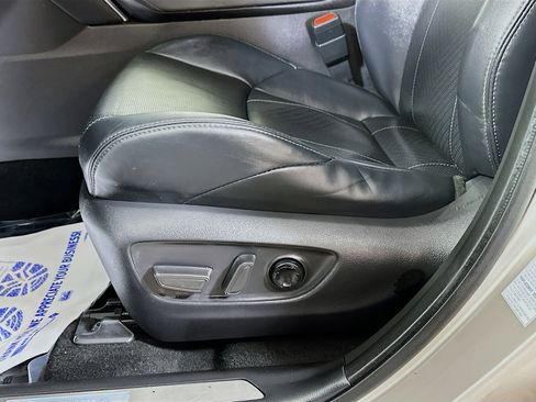 Used 2021 Toyota Venza Limited w/ Carpet Mat Package (TMS) image 19