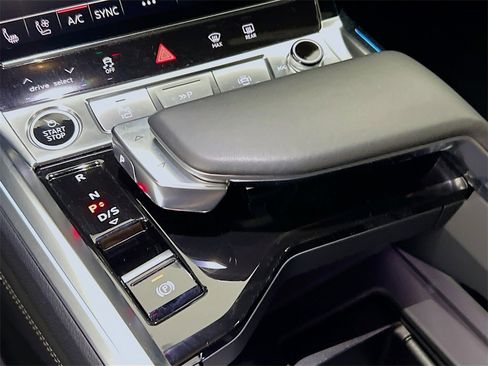 Used 2024 Audi Q8 e-tron Prestige image 19