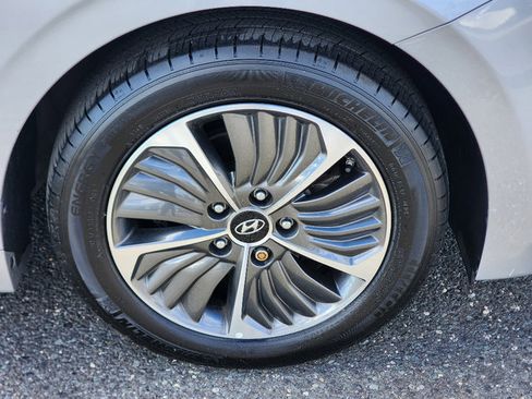 Used 2022 Hyundai Ioniq Limited image 4