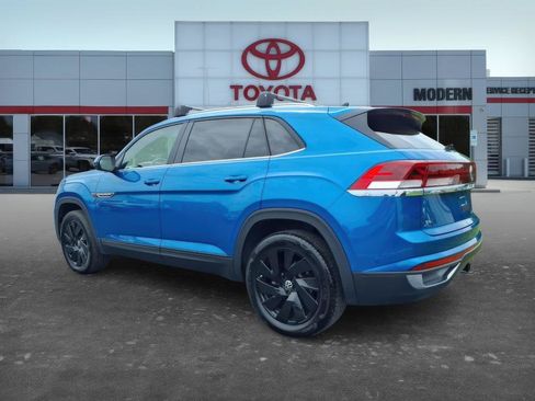 Used 2024 Volkswagen Atlas Cross Sport SE w/ Panoramic Sunroof Package FWD image 3
