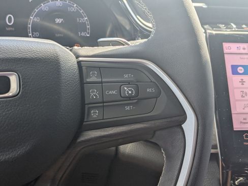 Used 2022 Jeep Grand Cherokee Limited w/ Luxury Tech Group II AWD/4WD image 19