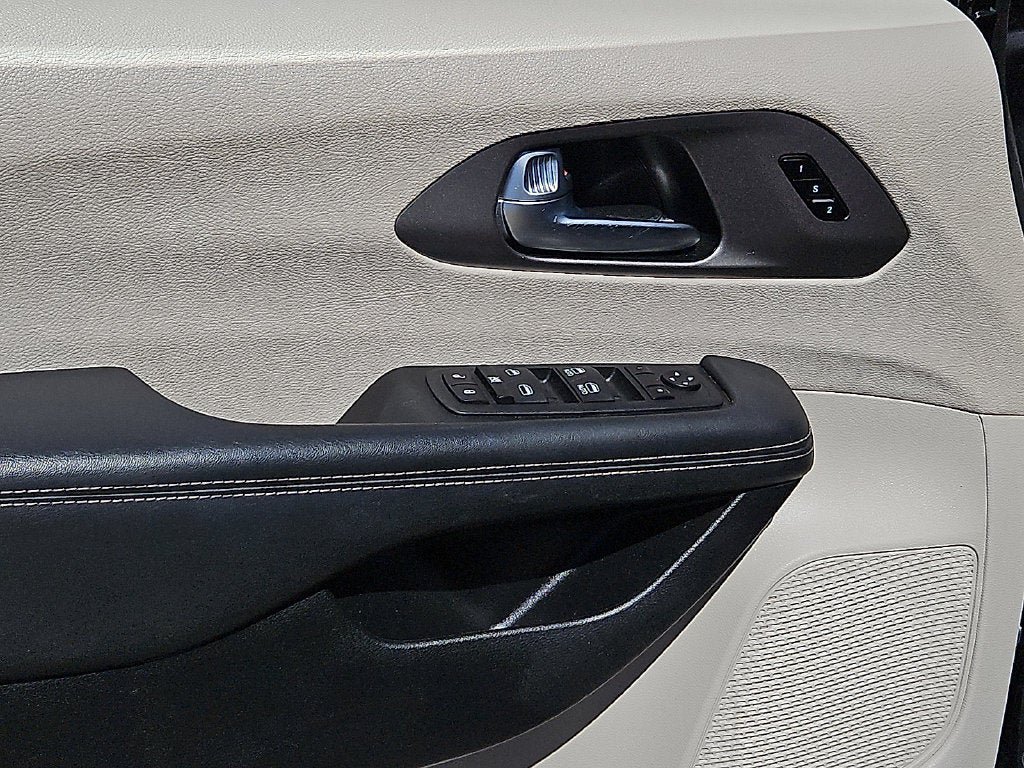 Used 2023 Chrysler Pacifica Touring-L FWD image 18