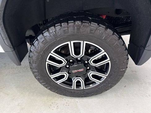 Used 2021 GMC Sierra 2500 AT4 w/ AT4 Premium Plus Package image 9