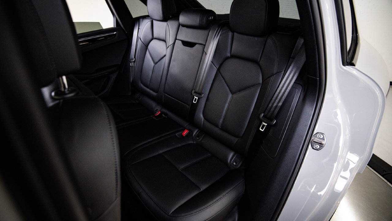 Certified 2023 Porsche Macan AWD/4WD image 24