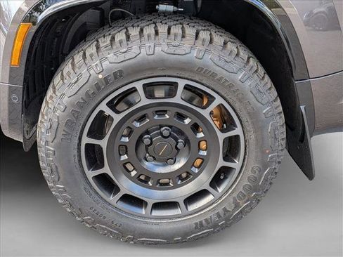 New 2026 Land Rover Defender 110 OCTA image 9