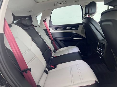 Certified 2025 Porsche Cayenne Turbo AWD/4WD image 25