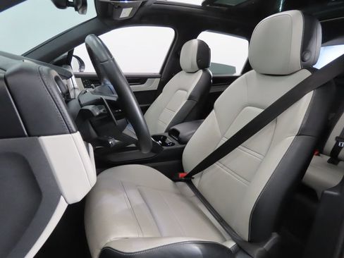 Certified 2025 Porsche Cayenne E-Hybrid AWD/4WD image 5