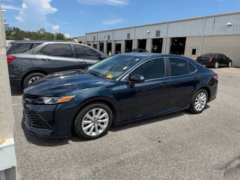 Used 2019 Toyota Camry LE FWD image 6