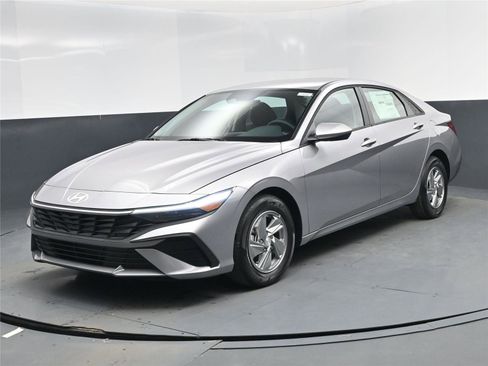 New 2026 Hyundai Elantra SE image 1