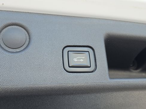 Used 2023 Chevrolet Equinox Premier FWD image 8
