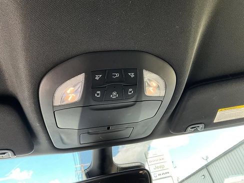 Used 2025 Chrysler Pacifica Select FWD image 28