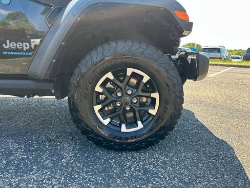 Used 2024 Jeep Wrangler Unlimited Rubicon 4xe AWD/4WD image 17
