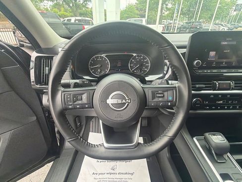 Used 2025 Nissan Pathfinder SV FWD image 33