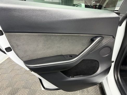 Used 2022 Tesla Model Y Long Range AWD/4WD image 40