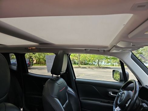 Used 2019 Jeep Renegade Trailhawk AWD/4WD image 14