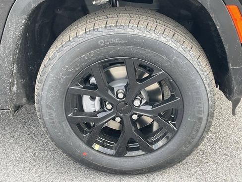 New 2025 Jeep Grand Cherokee image 11