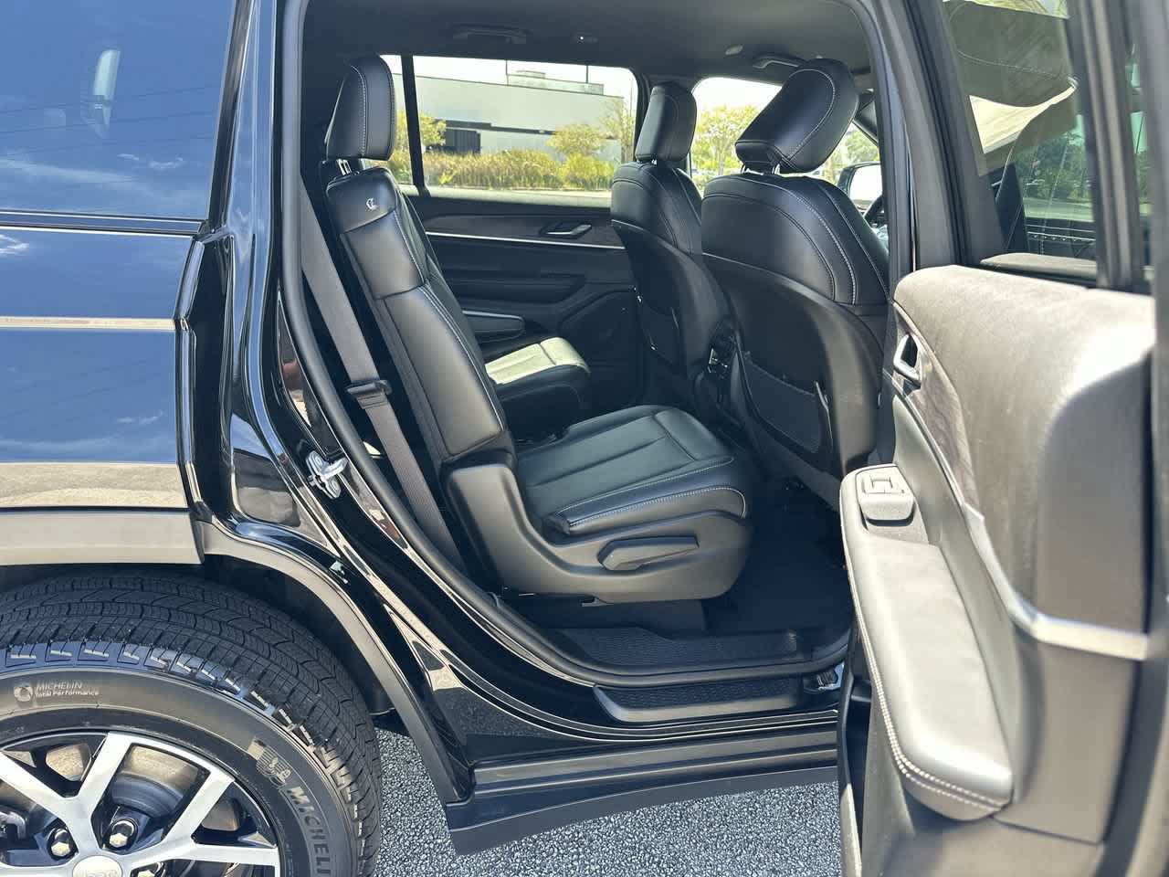 Certified 2024 Jeep Grand Cherokee L Limited w/ Trailer Tow Package AWD/4WD image 19